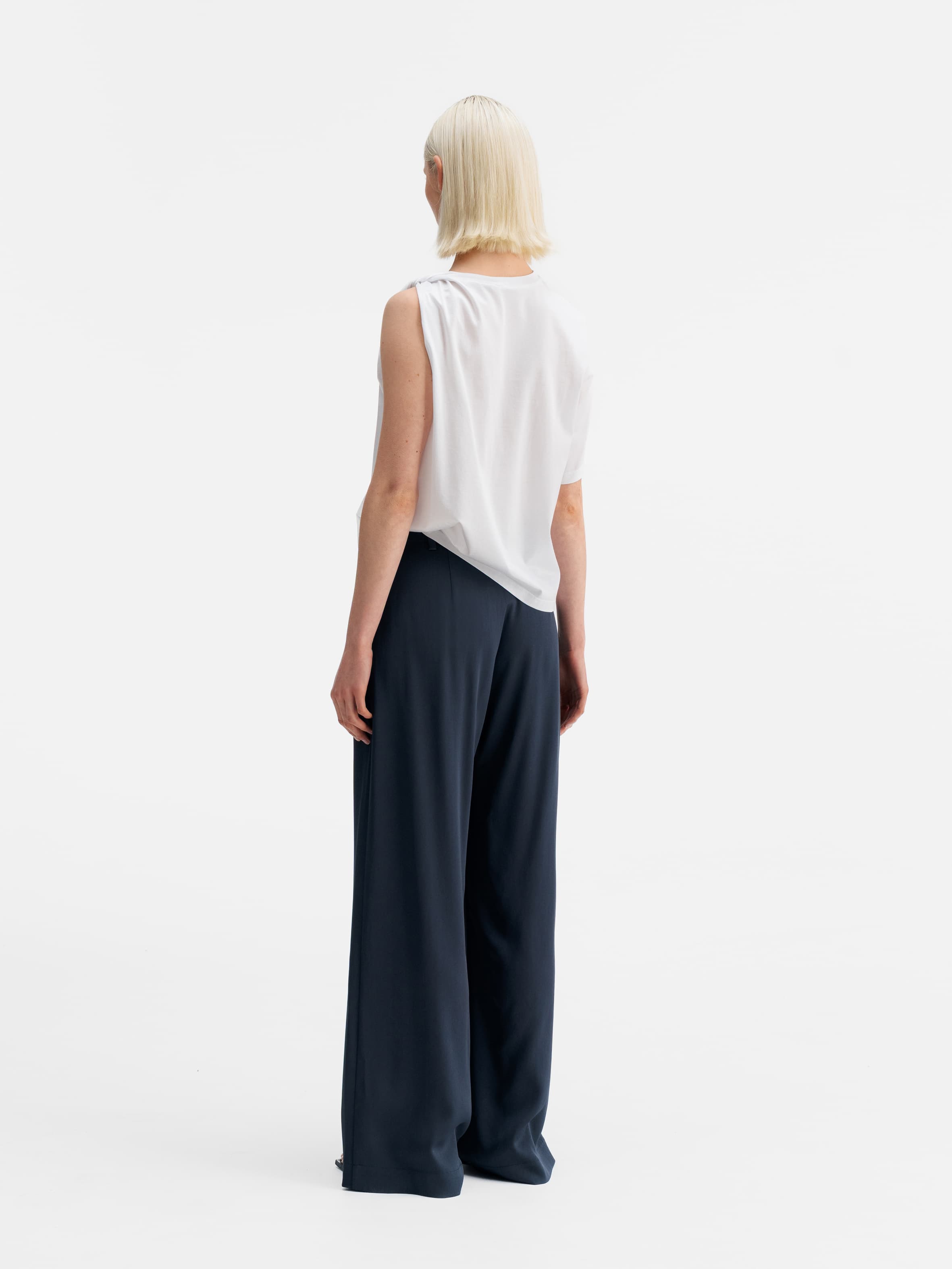 Back view of Ahlvar Gallery Oki twisted tee white