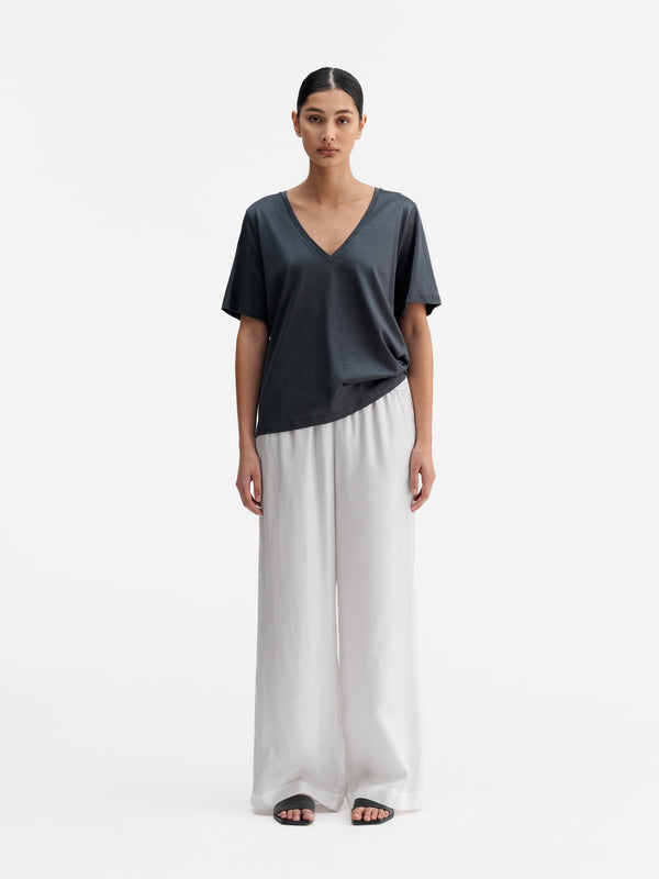 Model wearing Ahlvar Gallery Oki v-neck tee dark grey