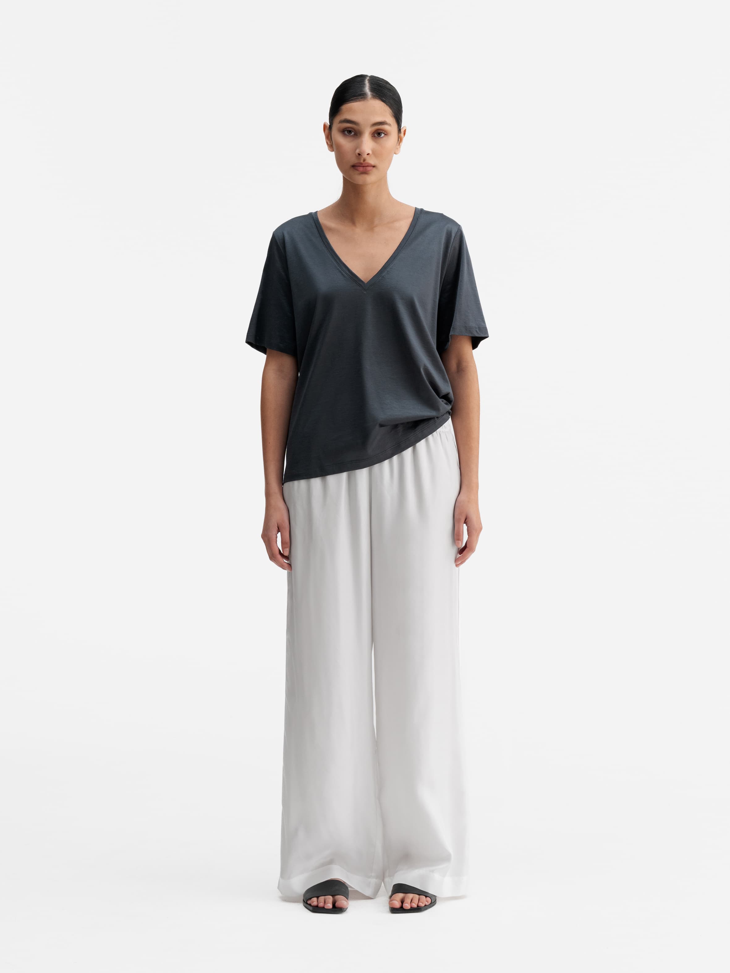 Model wearing Ahlvar Gallery Oki v-neck tee dark grey