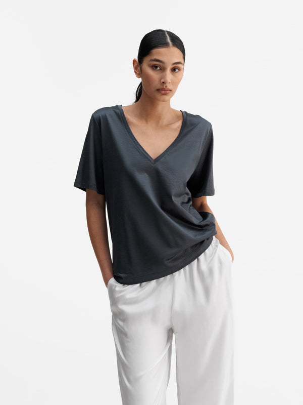Model wearing Ahlvar Gallery Oki v-neck tee dark grey
