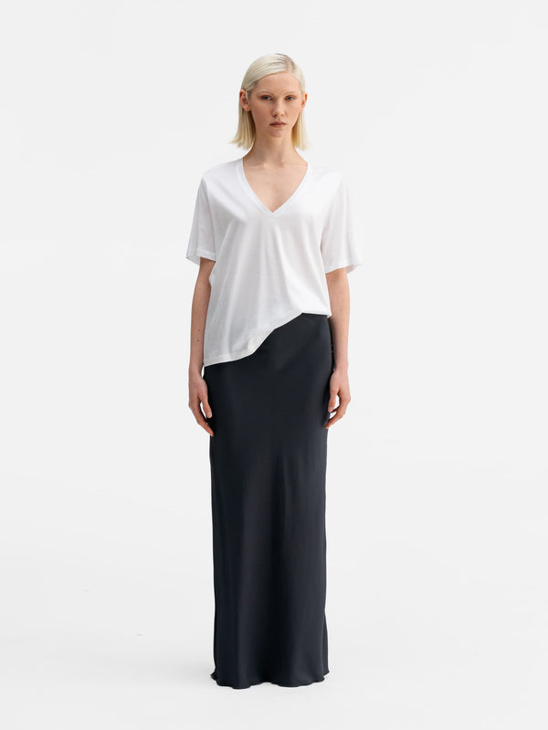 Model wearing Ahlvar Gallery Oki v-neck tee white