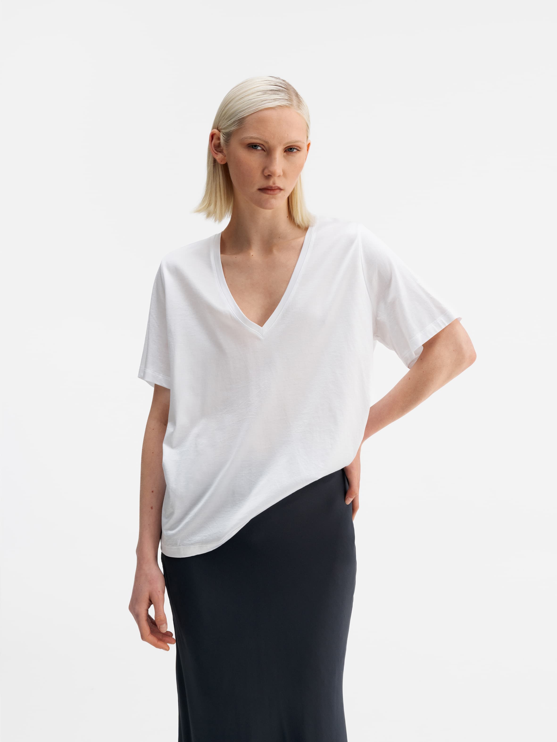 Model wearing Ahlvar Gallery Oki v-neck tee white