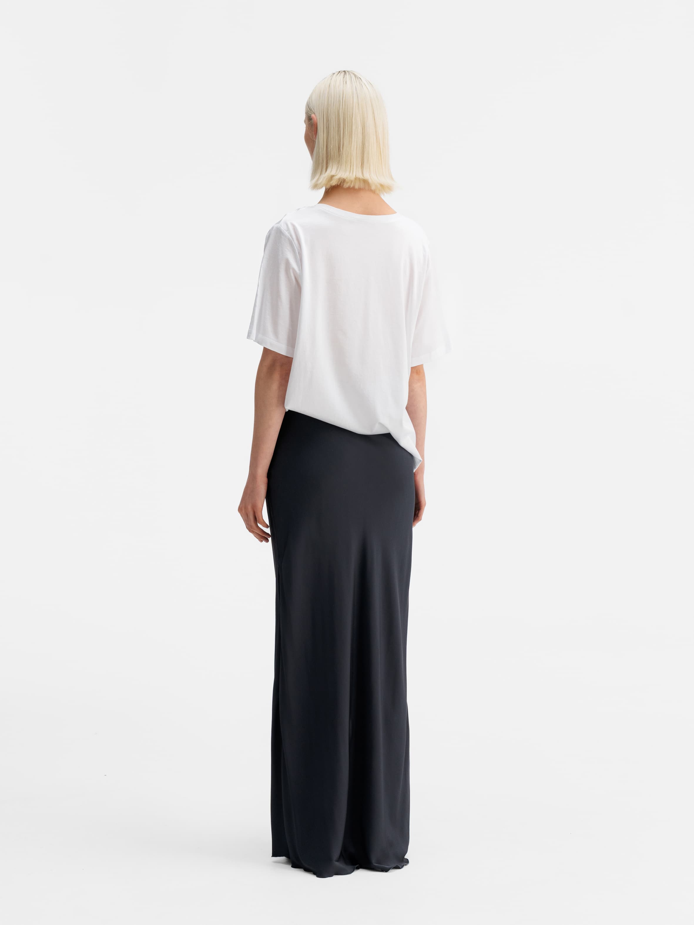 Back view of Ahlvar Gallery Oki v-neck tee white