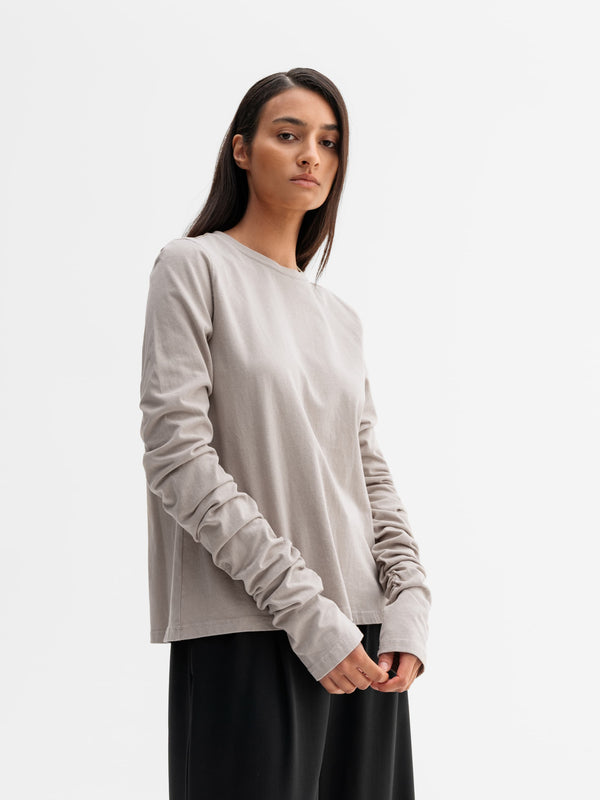 Model wearing Ahlvar Gallery Ona LS tee in Washed greige