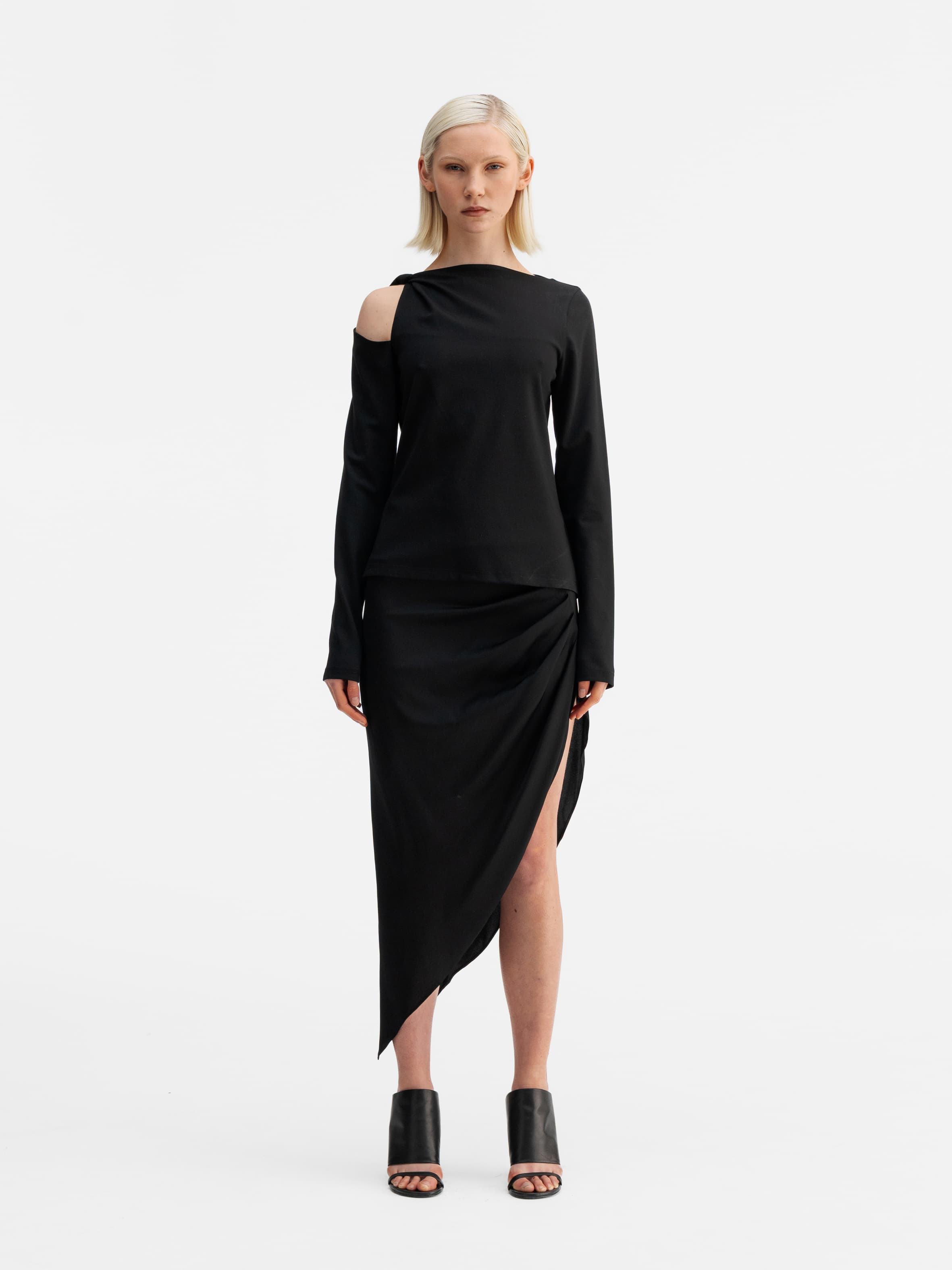 Model wearing Ahlvar Gallery Ora LS tee black