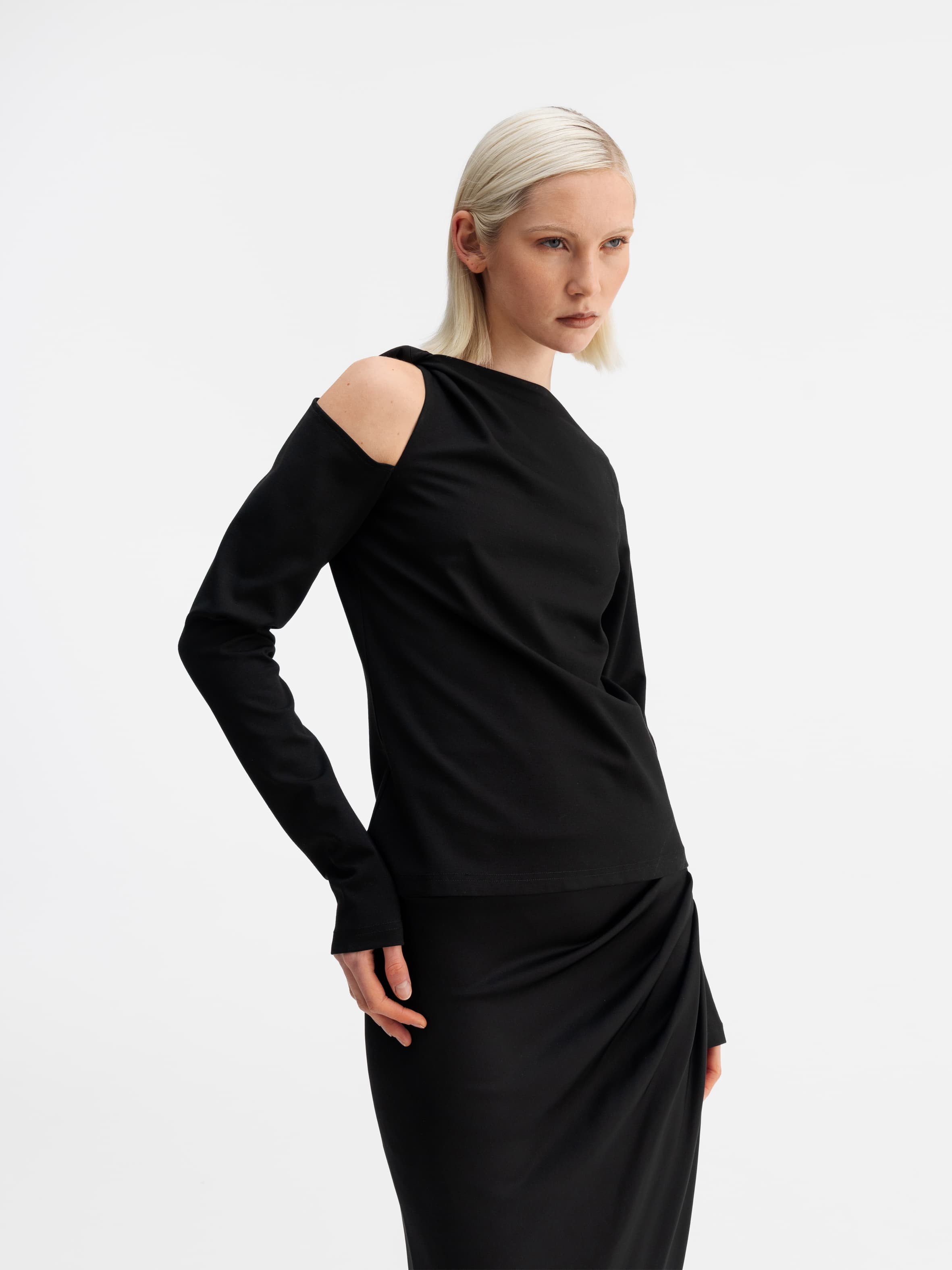 Model wearing Ahlvar Gallery Ora LS tee black