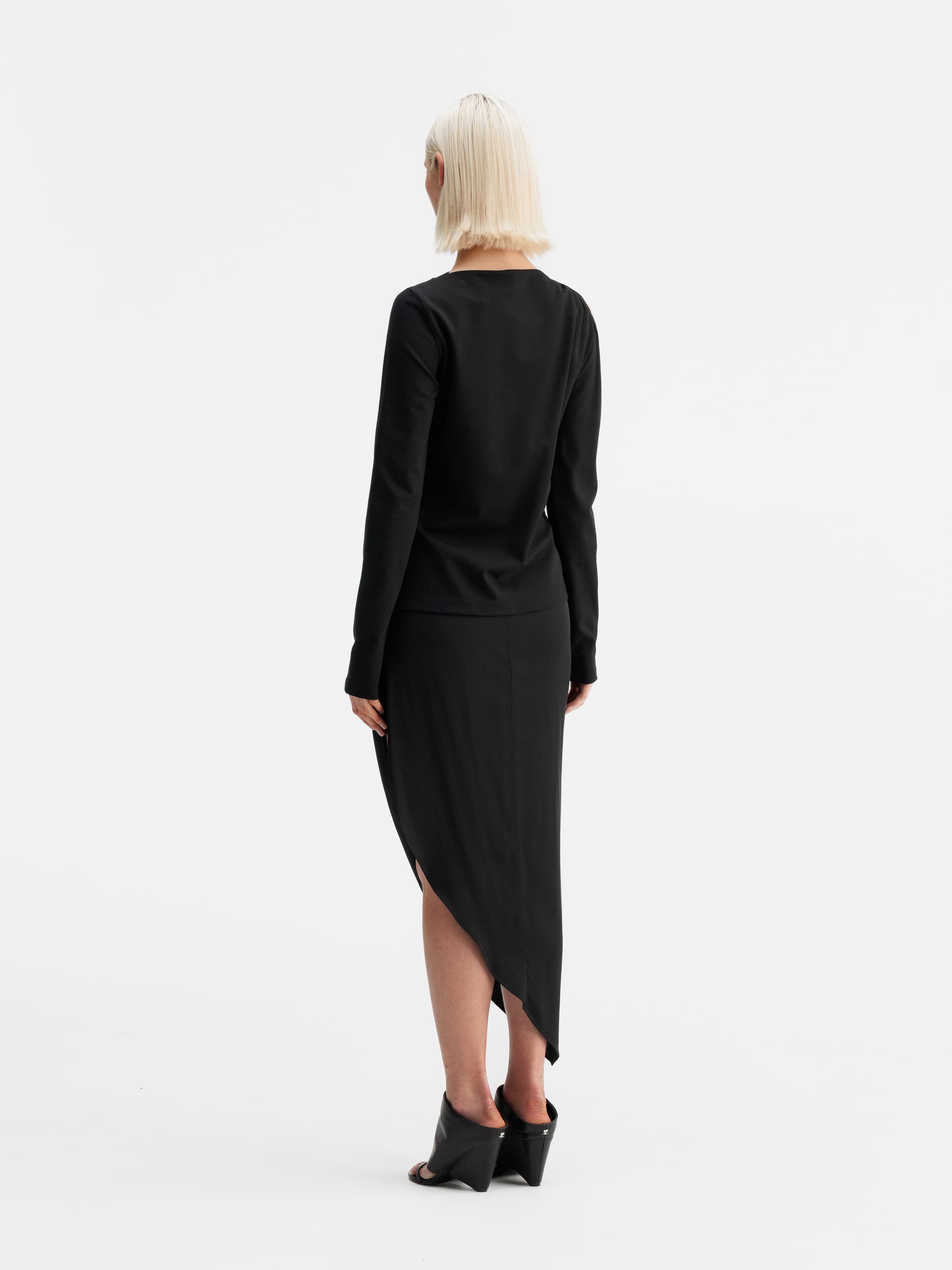 Back view of Ahlvar Gallery Ora LS tee black