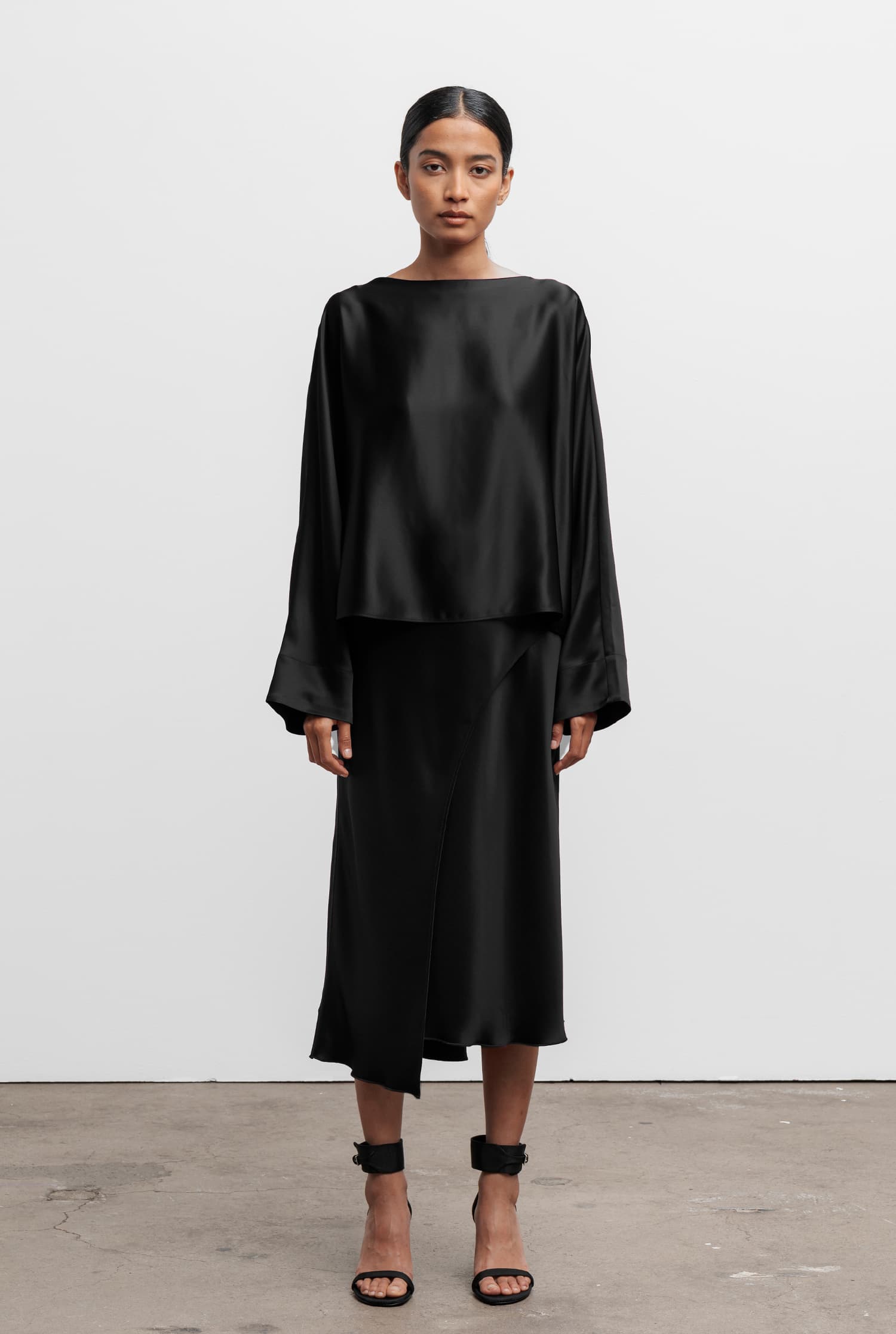 Saya satin skirt black