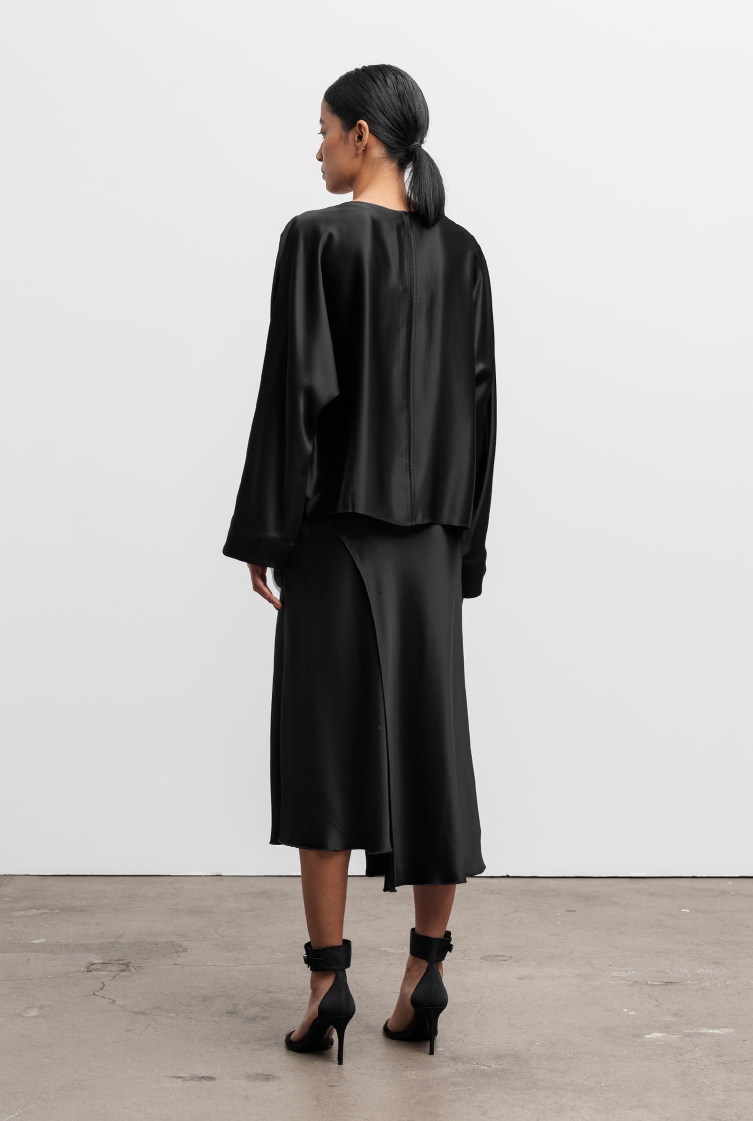 Saya satin skirt black