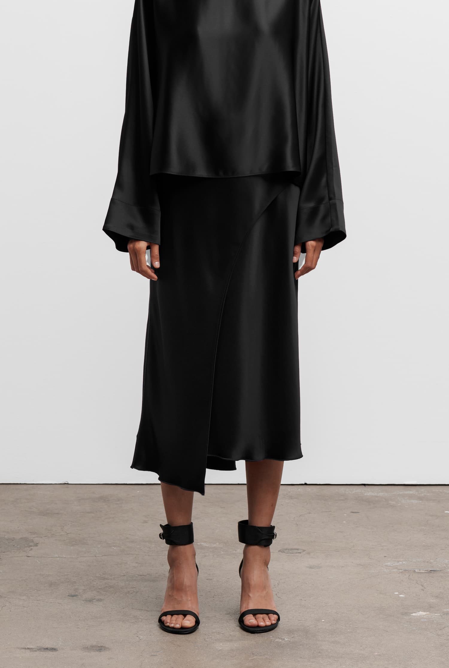 Saya satin skirt black