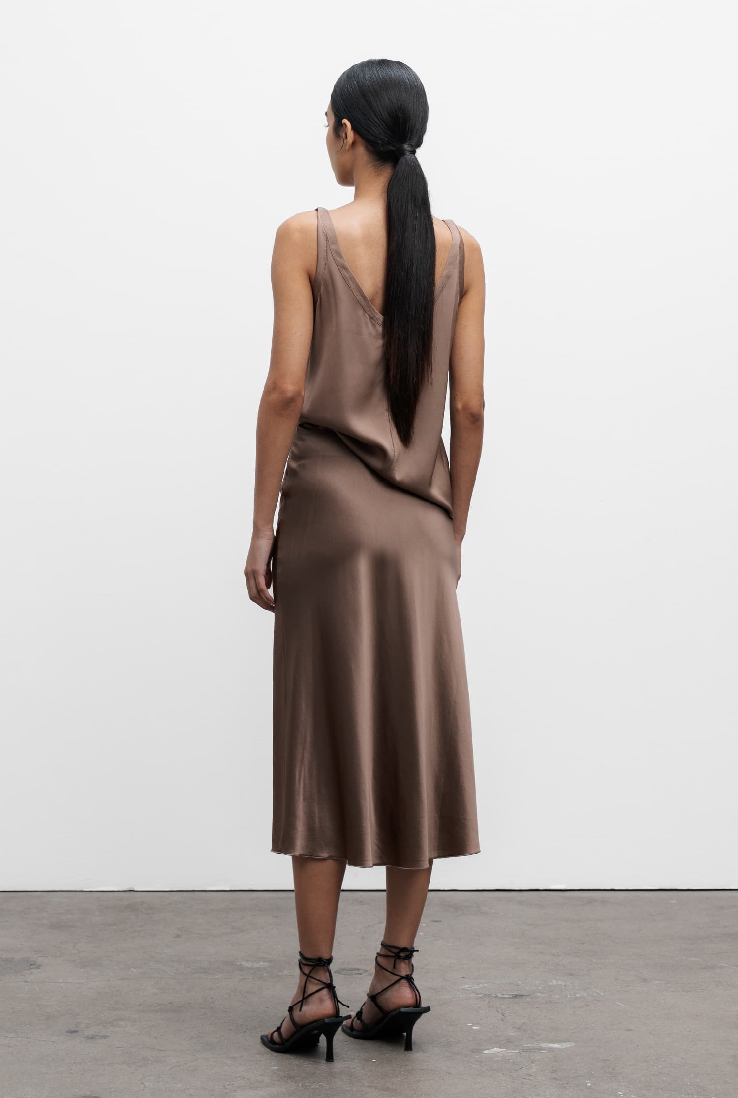 Shin silk tank sand