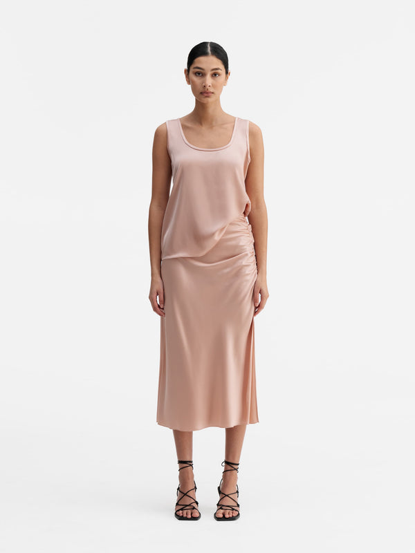 Model wearing Ahlvar Gallery Shiro satin tank dusty pink