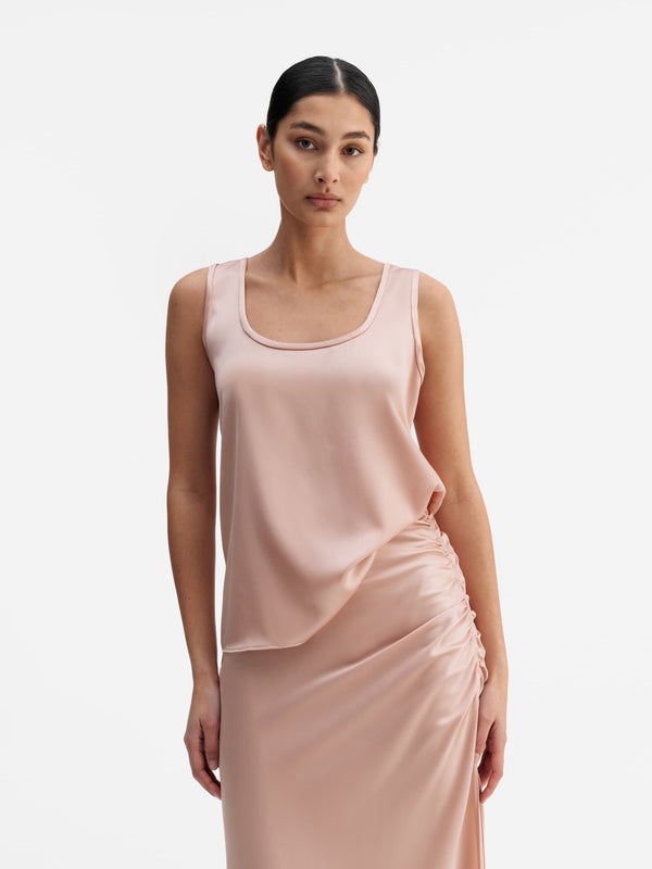 Model wearing Ahlvar Gallery Shiro satin tank dusty pink
