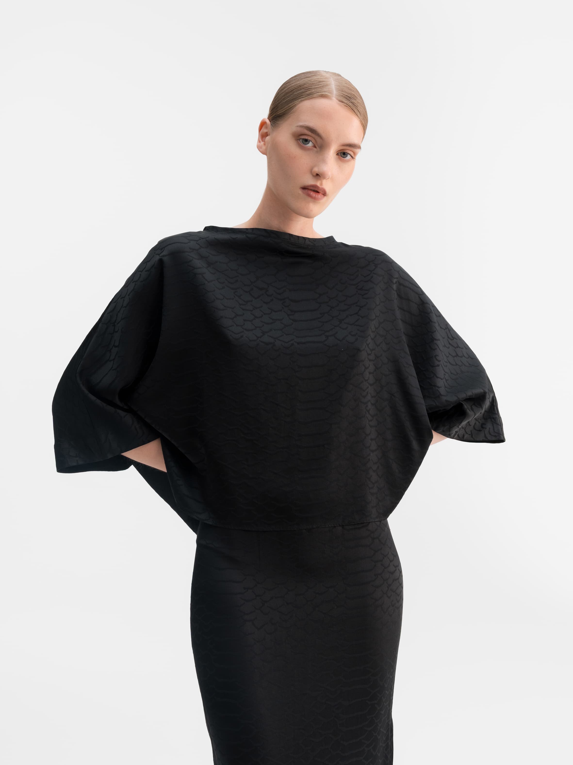 Thea snake tee black