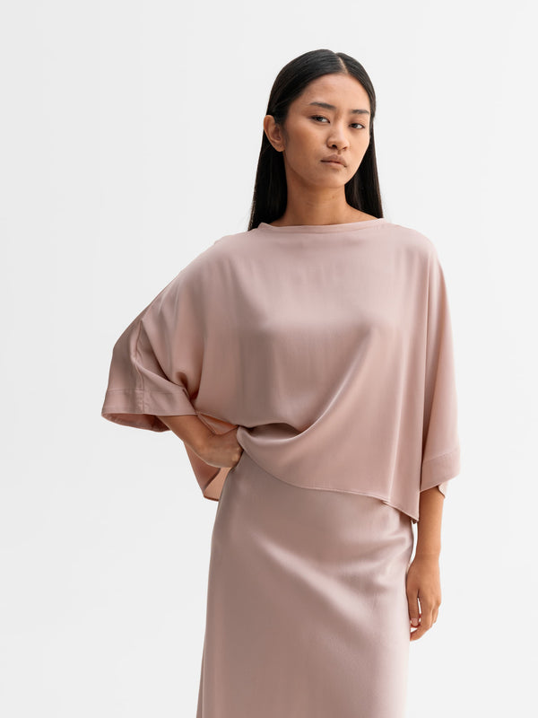 Model wearing Ahlvar Gallery Thea silk tee in Dusty pink