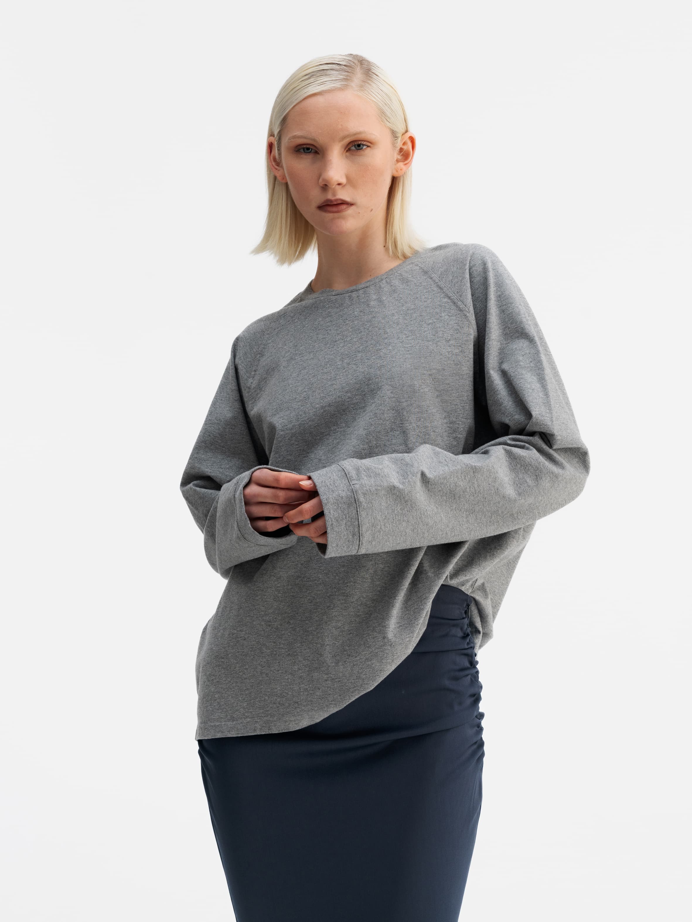 Model wearing Ahlvar Gallery Thelma LS tee grey melange