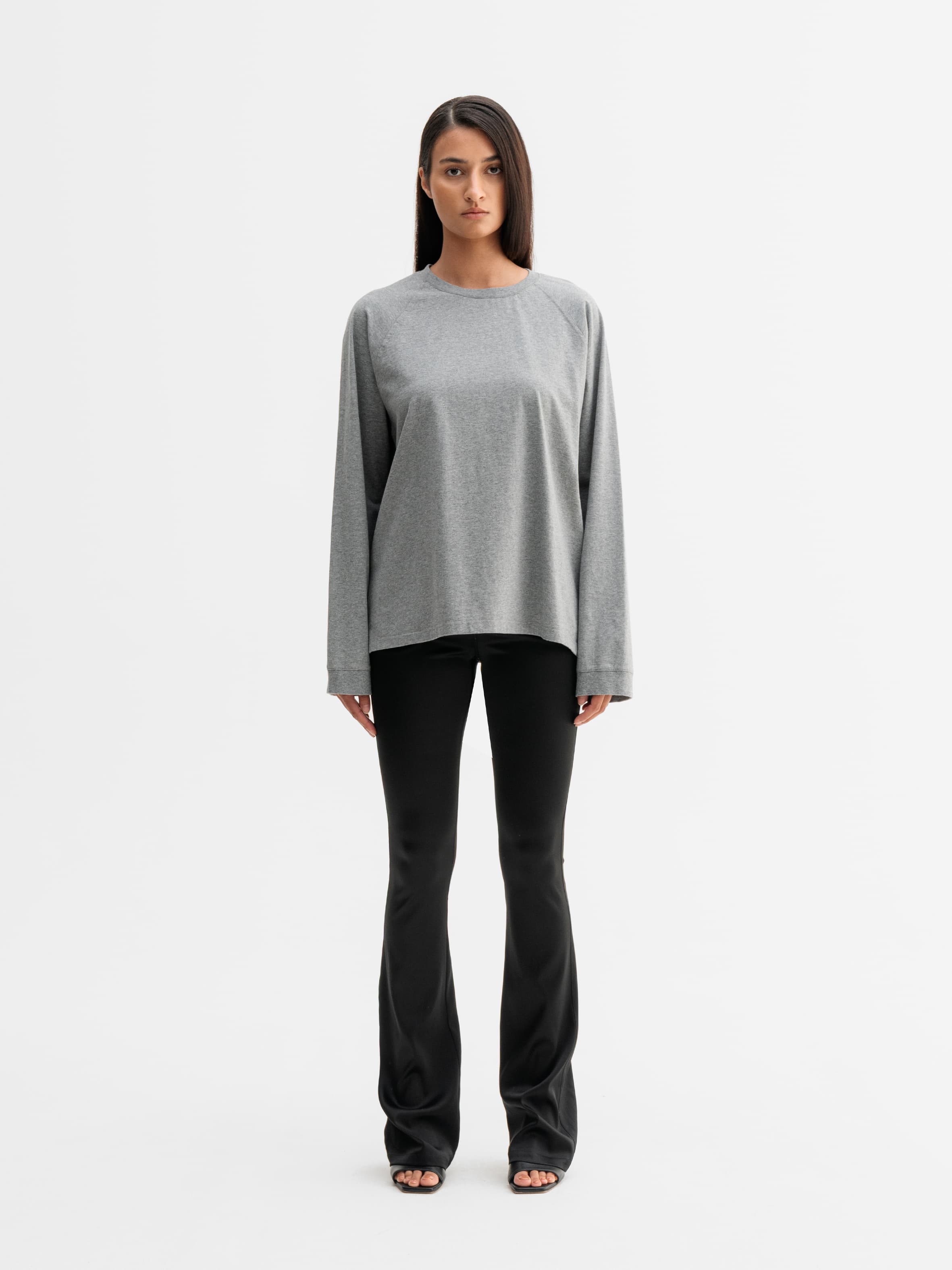 Model wearing Ahlvar Gallery Thelma LS tee in Grey melange