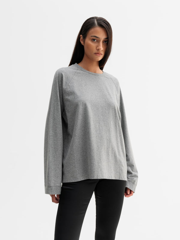 Model wearing Ahlvar Gallery Thelma LS tee in Grey melange