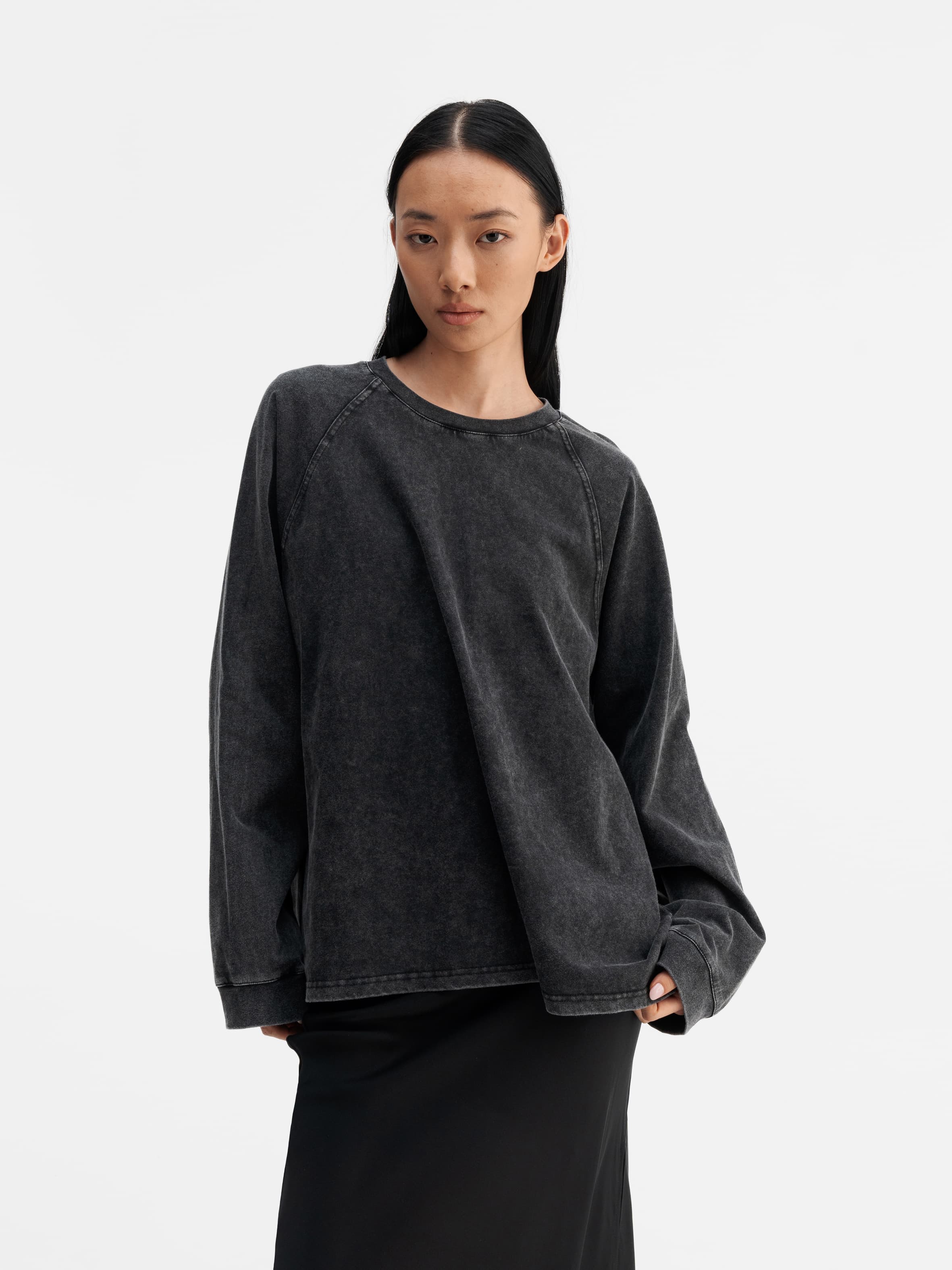 Model wearing Ahlvar Gallery Thelma LS tee washed black