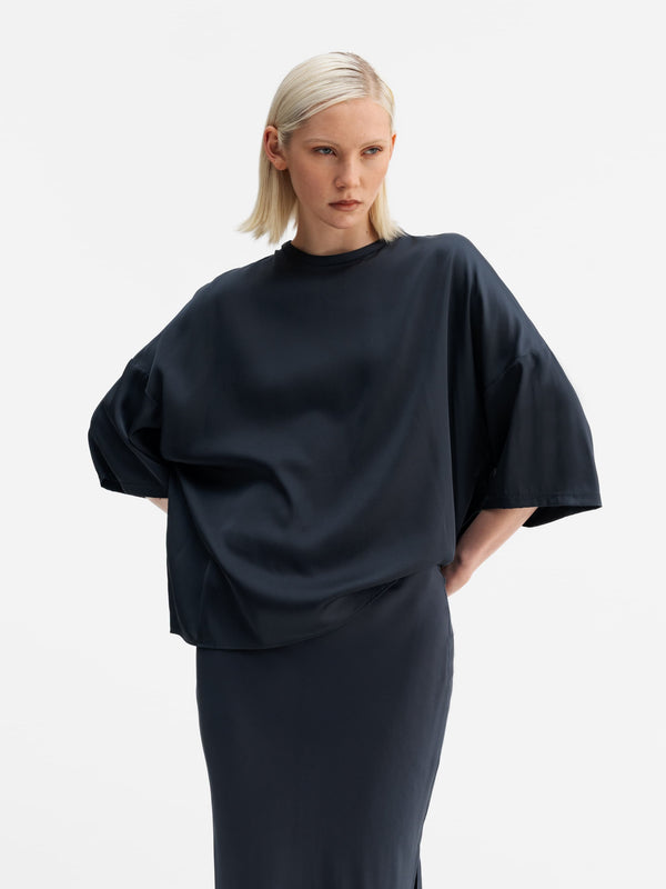 Model wearing Ahlvar Gallery Thess silk tee blue grey