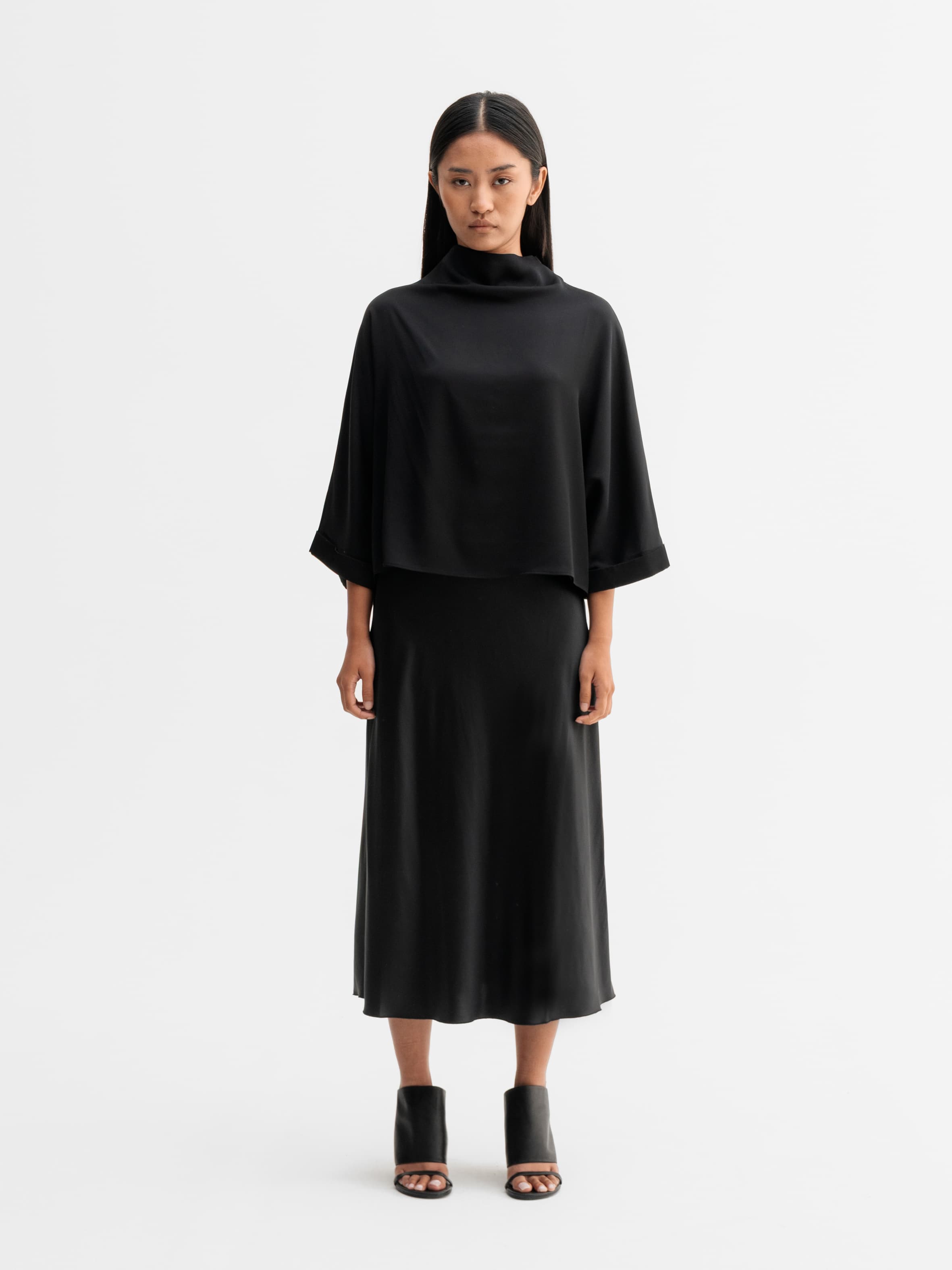 Thia silk tee black