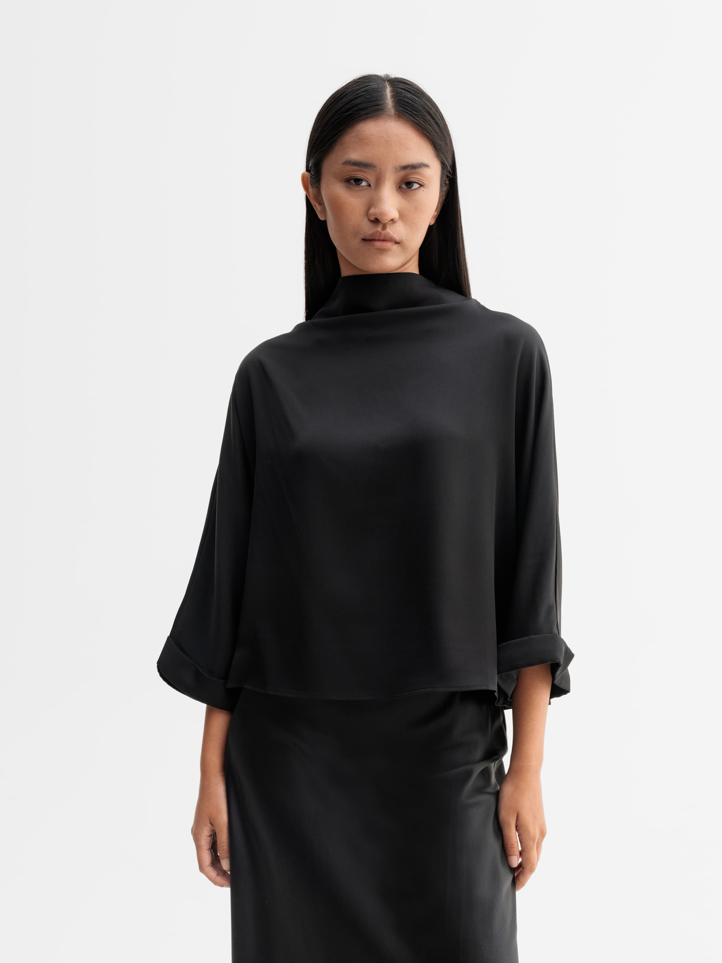 Thia silk tee black