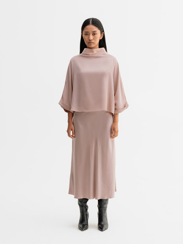 Model wearing Ahlvar Gallery Thia silk tee in Dusty pink