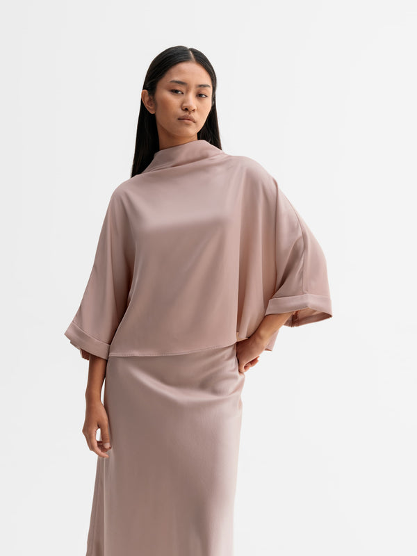Model wearing Ahlvar Gallery Thia silk tee in Dusty pink
