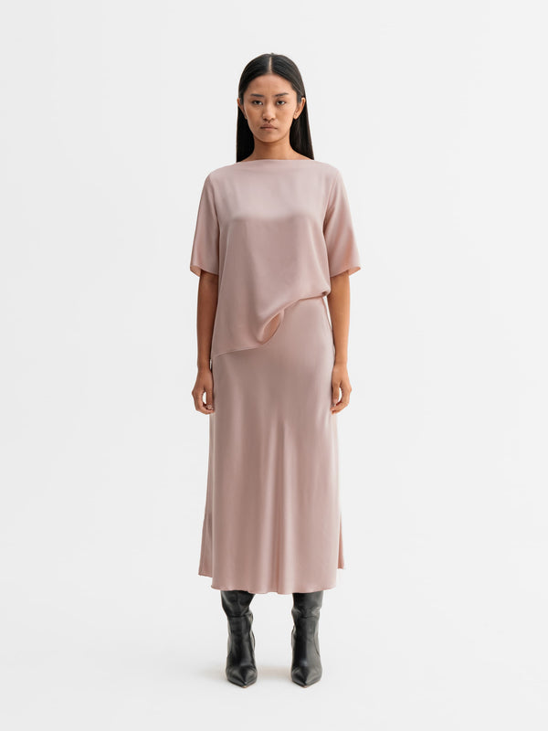 Model wearing Ahlvar Gallery Yoli silk blouse in Dusty pink