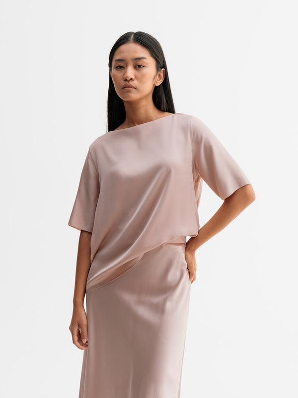 Model wearing Ahlvar Gallery Yoli silk blouse in Dusty pink