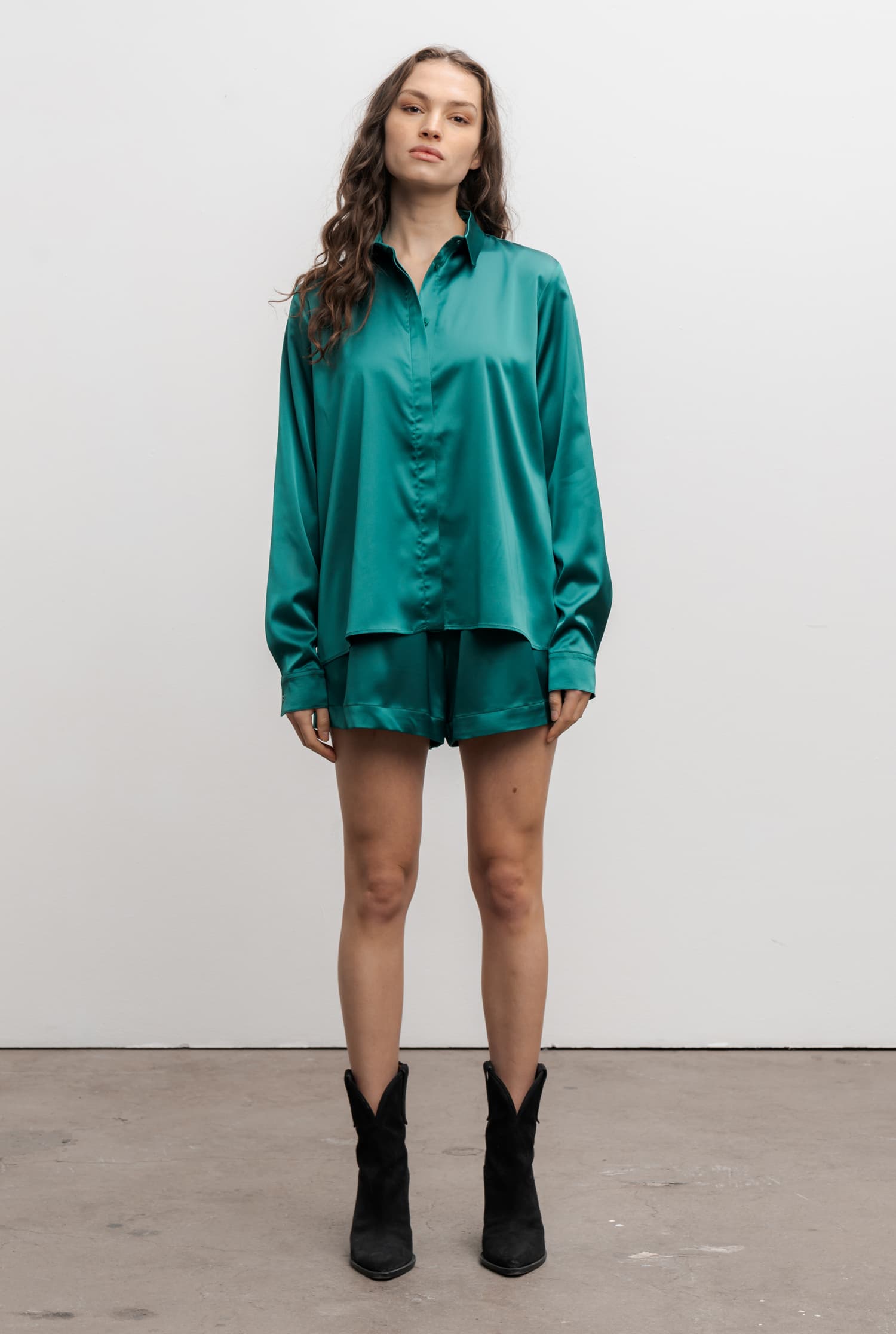 Aly satin shorts emerald green