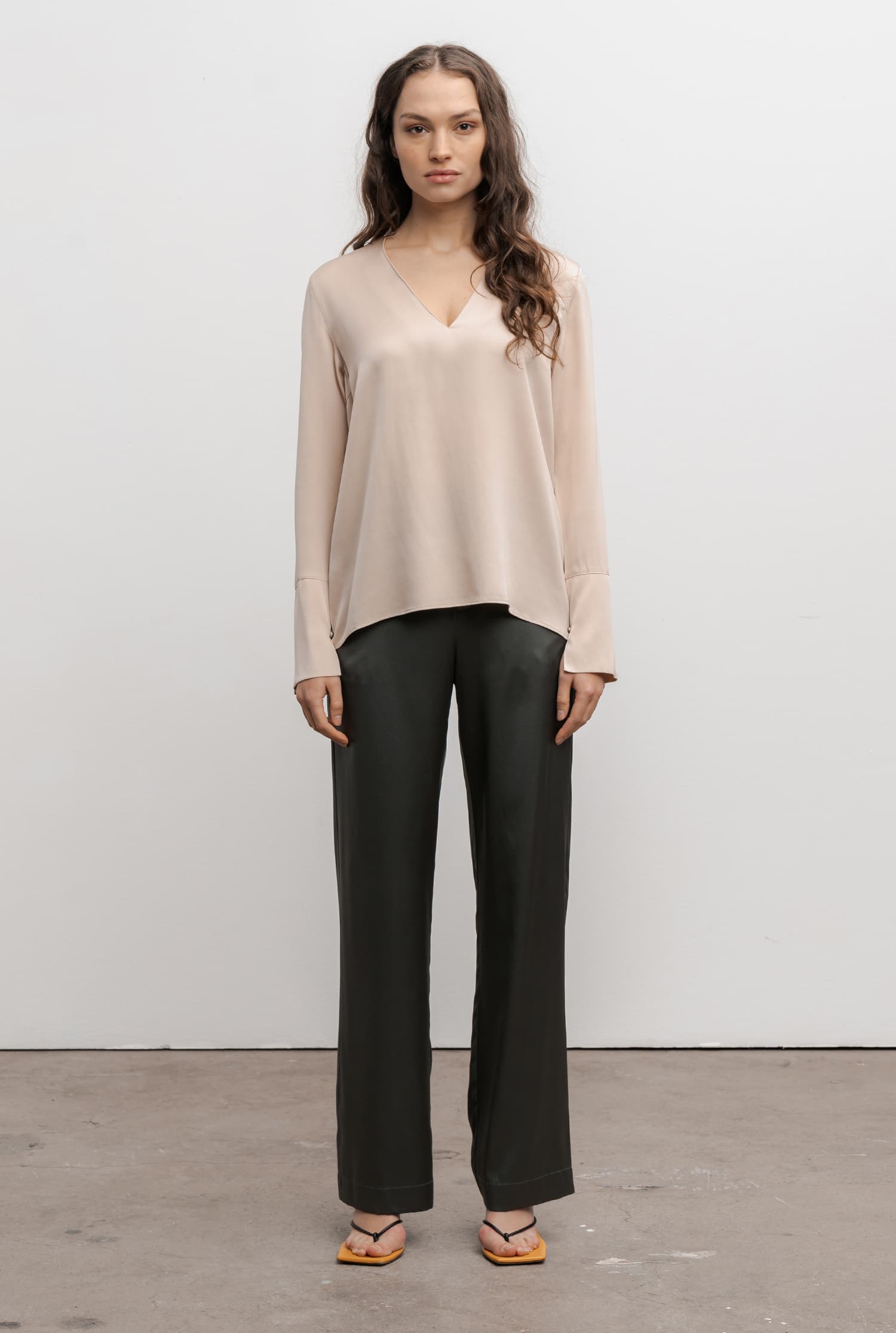 Kelly v-neck silk blouse powder