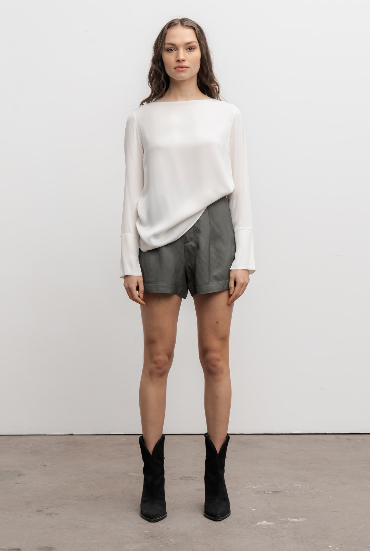 Noma linen shorts military green