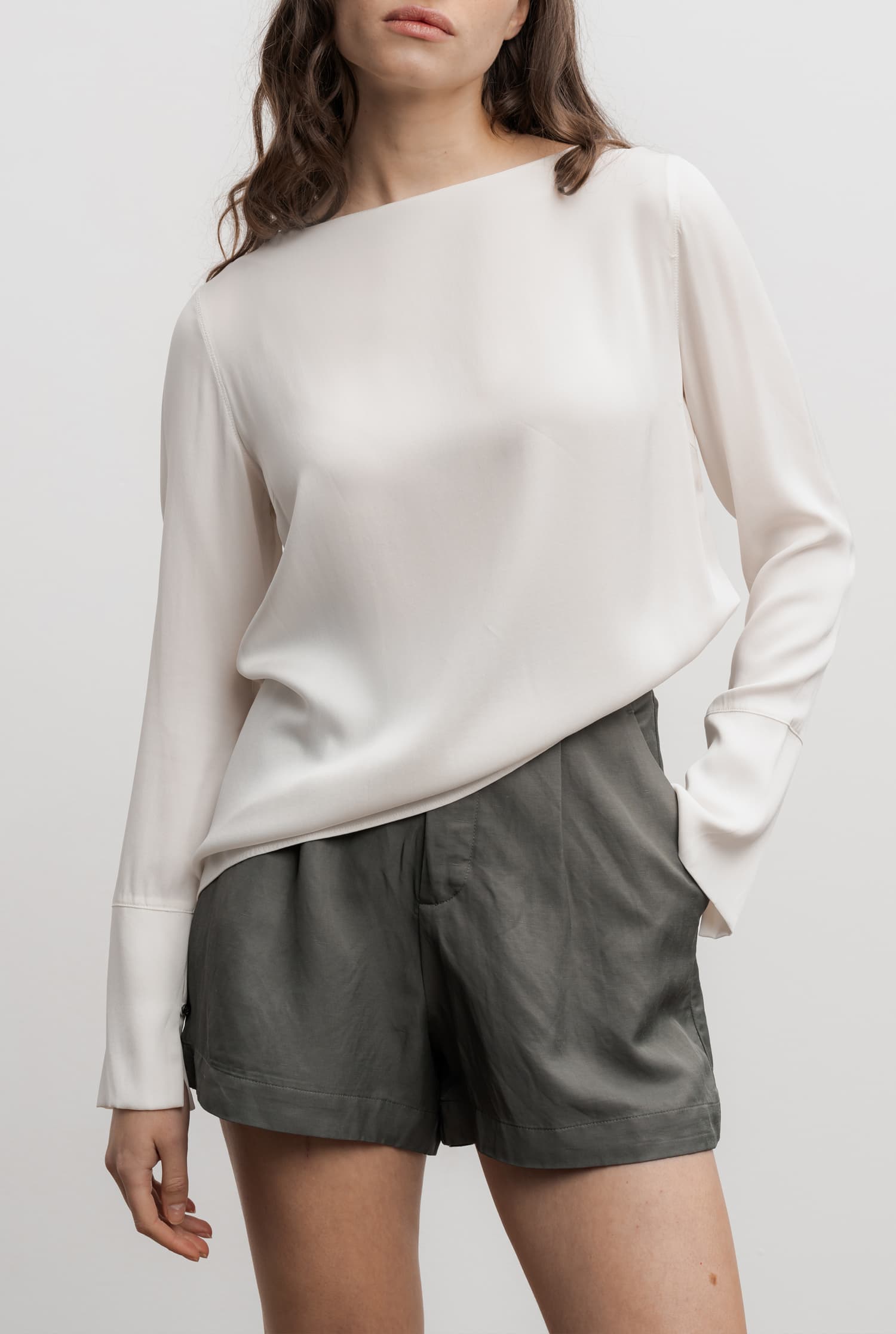 Noma linen shorts military green